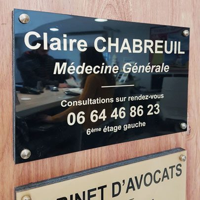 plaque professionnelle en plexiglas noire, lettres Or, cabinet medical